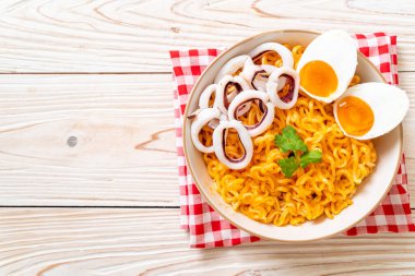 Mürekkep balığı ya da ahtapot kaseli tuzlu erişte.