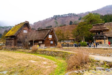 Shirakawa-go, Japonya - 12 Ocak 2020 Shirakawa-go 'yu ziyaret eden turistler. Shirakawa-go, Japonya 'nın Gifu ilindeki Unesco Dünya Mirasları Bölgesi' nden biridir..