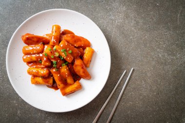 Baharatlı sosisli Kore pirinç keki çubuğu (Tteokbokki) - Kore yemeği tarzı