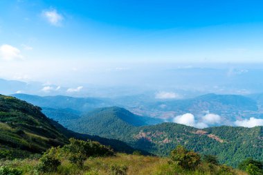 Tayland, Chiang Mai 'deki Kew Mae Pan Doğa Yolu' nda bulutlu ve mavi gökyüzü olan güzel bir dağ tabakası.