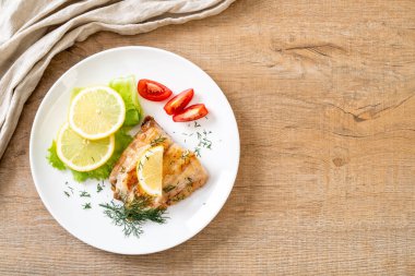 Izgara balık bifteği.