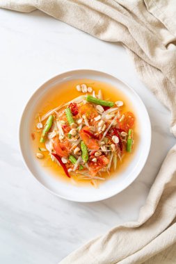 Papaya baharatlı salata - somtam - Tayland geleneksel sokak yemekleri tarzı