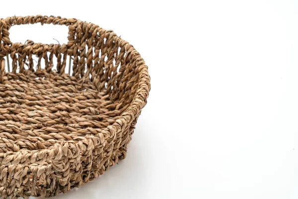 Hasır sepet beyaz arkaplanda izole edildi