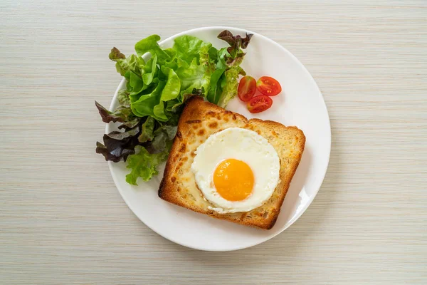 Homemade Bread Toasted Cheese Fried Egg Top Vegetable Salad Breakfast — Stock Photo, Image