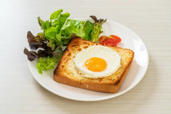 Homemade Bread Toasted Cheese Fried Egg Top Vegetable Salad Breakfast — Stock Photo, Image