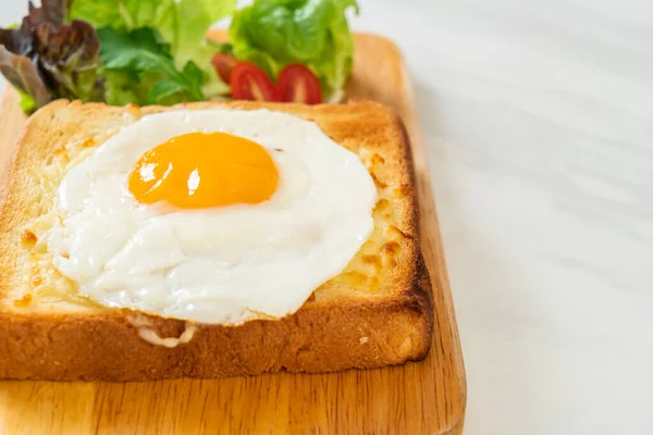 Домашний Хлеб Поджаренный Сыром Яичницей Сверху Овощным Салатом Завтрак — стоковое фото