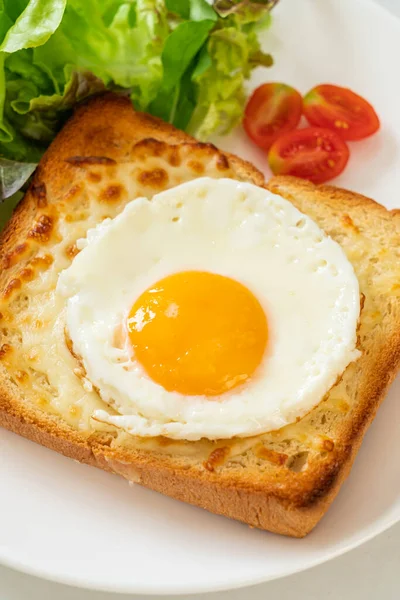 Homemade Bread Toasted Cheese Fried Egg Top Vegetable Salad Breakfast — Stock Photo, Image