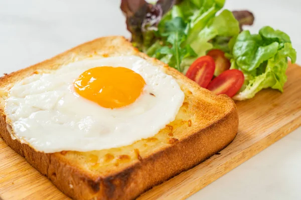 Pain Maison Grillé Fromage Oeuf Frit Sur Dessus Avec Salade — Photo