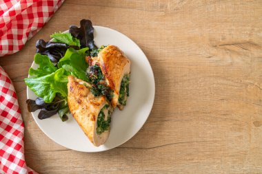 Peynir ve ıspanakla doldurulmuş fırında tavuk göğsü.