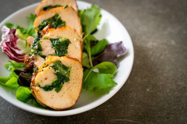 Peynir ve ıspanakla doldurulmuş fırında tavuk göğsü.