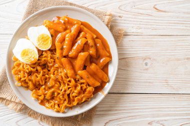 Baharatlı Kore soslu Ramen veya Kore hazır eriştesi ve Tteokbokki - Kore yemeği tarzı