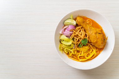 Kuzey Tayland erişteli körili tavuk çorbası (Kao Soi Kai) - Tayland yemeği tarzı
