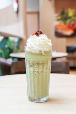 Kahve ve restoranda krem şanti ve kırmızı fasulyeyle harmanlanmış kibrit yeşil çay.