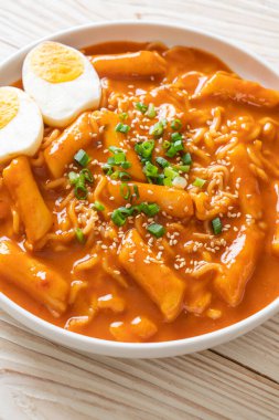 Kore hazır şehriyesi ve Kore baharatlı soslu Tteokbokki, Rabokki - Kore yemeği tarzı.