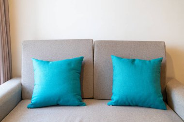 Oturma odasındaki koltukta rahat yastıklar.