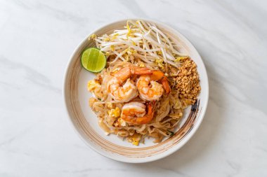 Karides ve lahanalı kızarmış şehriye ya da Pad Thai - Asya yemeği tarzı