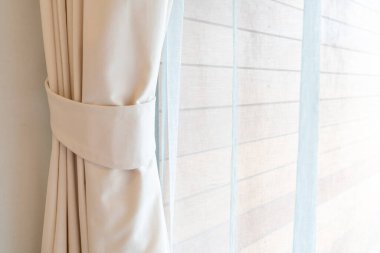 Pencere ve güneş ışığıyla yakın çekim perdesi