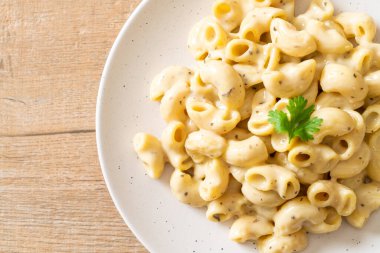 Fırında makarna ve peynir.