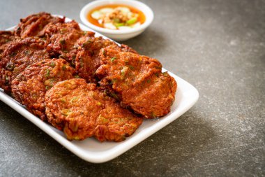 Kızarmış balık köftesi ya da kızarmış balık keki. Asya usulü.