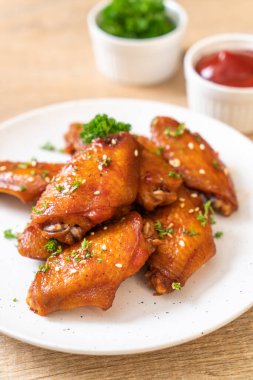 Beyaz susamlı ızgara tavuk kanadı.