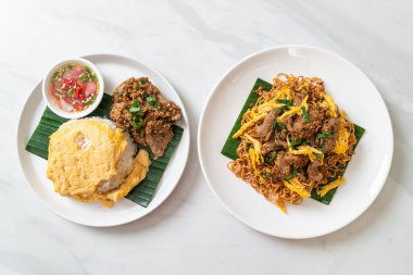 Pirinçli yumurta ızgara domuz eti ve domuz etli kızarmış şehriye Asya usulü.