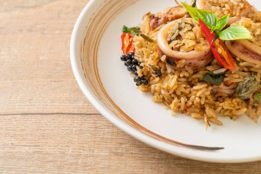 Ev yapımı Basil ve Baharatlı Bitki Kızarmış Pirinç Kalamar veya Ahtapot - Asya yemek tarzı