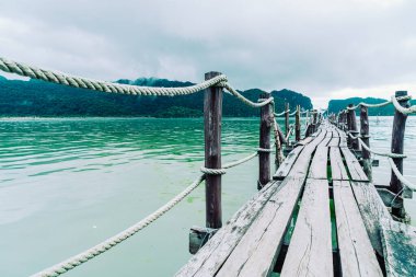 Khanom 'daki Talet Körfezi' ndeki ahşap köprü, Tayland 'daki Nakhon Sri Thammarat turizm beldesi