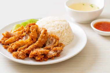 Kızarmış tavuklu Çin tavuğu pilavı ya da kızarmış tavuklu pilav çorbası. Asya usulü.