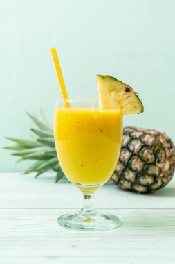 Tahta masada taze ananas suyu bardağı - Sağlıklı içecek