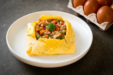 Yumurtalı dürüm ya da domuz kıymalı doldurulmuş yumurta, havuç, domates ve bezelye