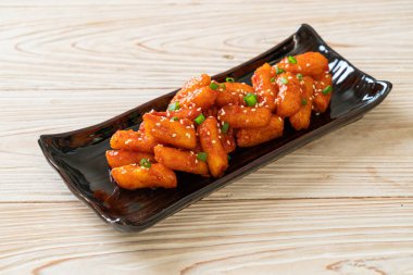 Kore usulü baharatlı pirinç keki (Tteokbokki).