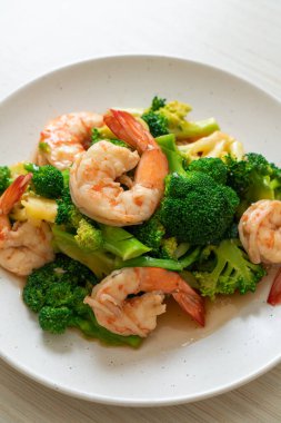 Karidesli kızarmış brokoli. Ev yapımı.