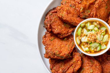 Kızarmış balık köftesi ya da kızarmış balık keki. Asya usulü.