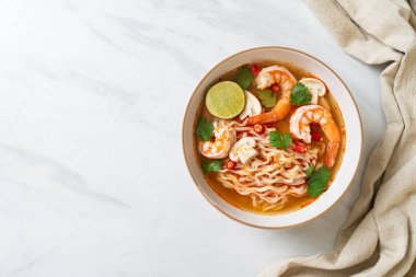 Karidesli baharatlı erişte çorbası (Tom Yum Kung) - Asya yemeği tarzı