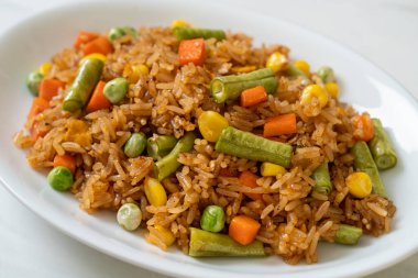 Yeşil bezelyeli kızarmış pirinç, havuç ve mısır - vejetaryen ve sağlıklı gıda tarzı