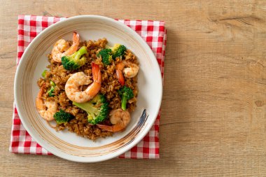 Brokoli ve karidesli kızarmış pirinç.