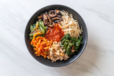 Bibimbap, Kore baharatlı salata ve pirinç kasesi. Geleneksel Kore yemeği tarzı.