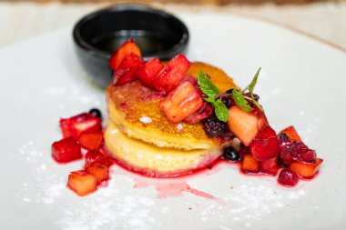 Taze çilek ve akçaağaç soslu gözleme.