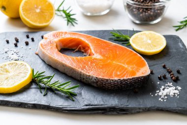 İçinde malzeme olan taze çiğ somon filetosu bifteği.