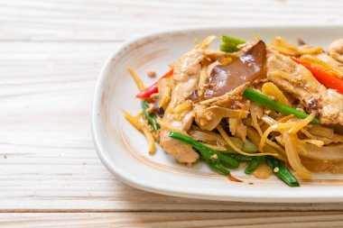 Zencefilli kızarmış tavuk. Asya usulü.