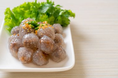 Şeffaf toplara Saku Sai Moo ya da buharda pişirilmiş Tapioca köfteleri deniyor.