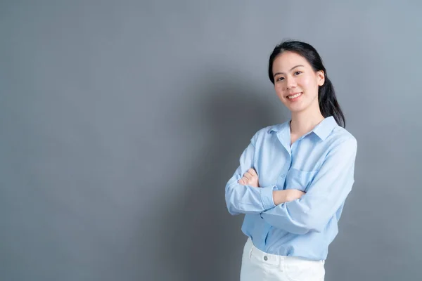 Mutlu Asyalı Kadın Gri Arka Planda Mavi Gömlekli Mutlu Bir — Stok fotoğraf