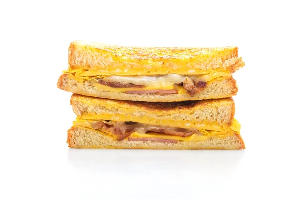 Sandwich Queso Tocino Jamón Tostado Francés Con Huevo Aislado Sobre — Foto de Stock