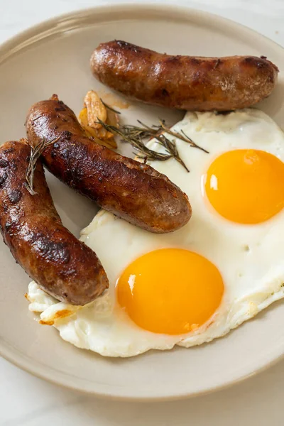 Домашнее Двойное Жареное Яйцо Свиной Колбасой Завтрак — стоковое фото