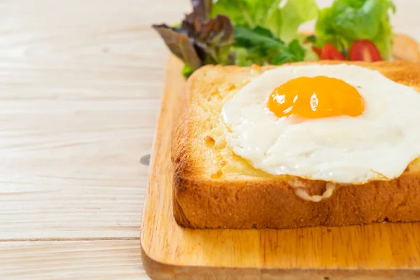 Peynirli Yapımı Ekmek Kahvaltıda Sebze Salatasıyla Birlikte Kızarmış Yumurta — Stok fotoğraf