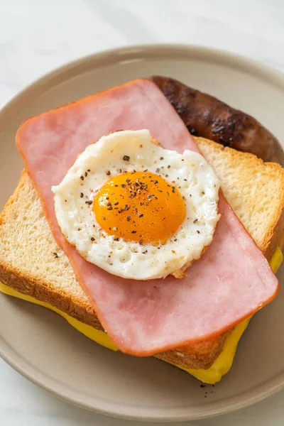 Jamón Tostado Pan Casero Huevo Frito Con Salchicha Cerdo Para — Foto de Stock