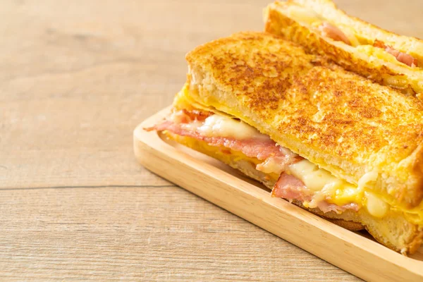 Hemlagad Fransk Rostad Skinka Bacon Ostsmörgås Med Ägg — Stockfoto