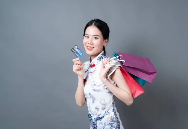 Schöne Junge Asiatin Traditioneller Chinesischer Kleidung Mit Einkaufstasche Und Kreditkarte — Stockfoto