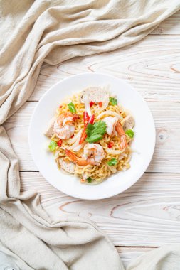 Karidesli baharatlı erişte salatası. Tayland usulü.