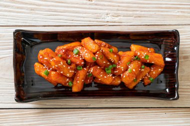 Kore usulü baharatlı pirinç keki (Tteokbokki).